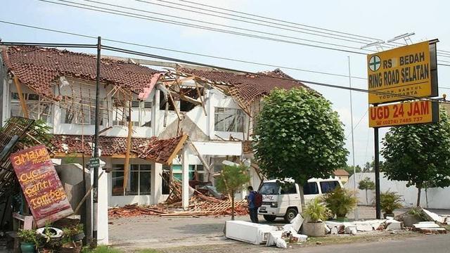 Potret lawas saat Gempa Jogja tahun 2006. (Sumber Foto oleh Anton Asmonodento via Instagram/wonderfuljogja)