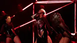 Christina Aguilera berjoget bersama dancer saat tampil dalam konser di Festival Starlite di Marbella, Spanyol (25/7/2022). Penampilan Aguilera pada 25 Juli datang setelah hampir 18 tahun tidak tampil di negara Eropa. (AFP Photo/Jorge Guerrero)