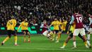Pemain West Ham United, Jarrod Bowen mencetak gol kemenangan timnya ke gawang Wolves pada laga lanjutan Liga Inggris 2024/2025 di London Stadium, London, Inggris, Selasa (10/12/2024) WIB. (AFP/Adrian Dennis)
