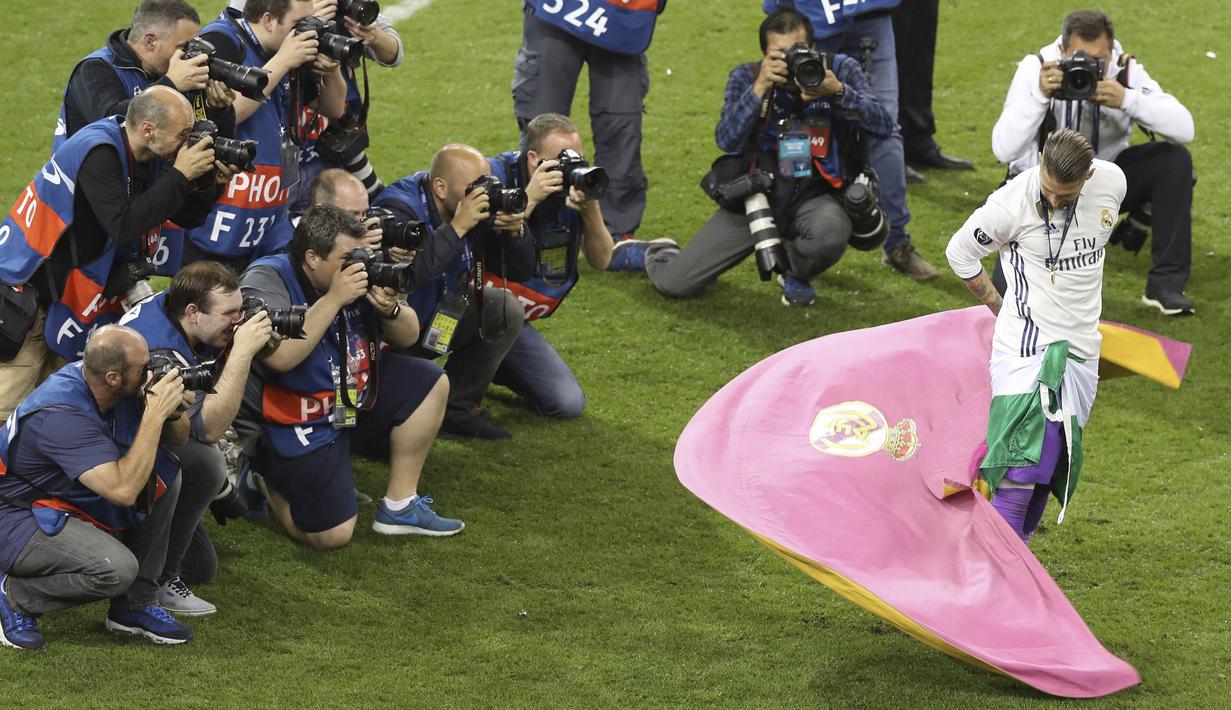 Kapten Real Madrid, Sergio Ramos, melakukan selebrasi ala matador setelah memenangkan final Liga Champions dengan mengalahkan Juventus 4-1  di Stadion Millennium, Cardiff, (03/06/2017).(AP/Nick Potts)