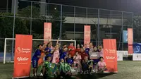 Legenda Manchester United (MU) Peter Schmeichel turut memeriahkan acara fun football bersama selebritas Tanah Air di Panciran Soccer Field, Jakarta Selatan, Minggu (6/8/2023). Acara ini diselenggarakan oleh Vidio selalu official broadcaster Premier League di Indonesia jelang menyambut bergulirnya kompetisi Liga Inggris musim 2023/2024. (Liputan6.com/Melinda Indrasari)