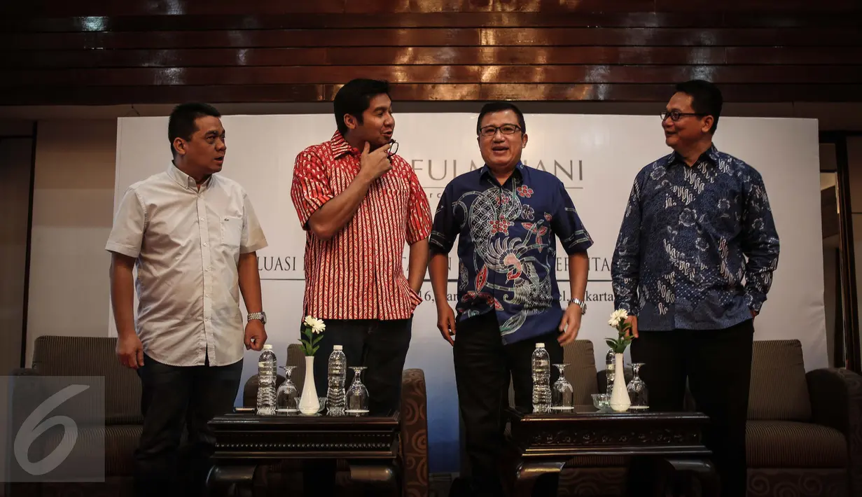 Anggota DPR Fraksi Gerindra Riza Patria, Anggota DPR Fraksi PDIP Maruarar Sirait, Politisi Partai Demokrat Didi Irawadi Syamsudin, dan Direktur SMRC, Sirojudin Abbas saat akan menggelar diskusi di Jakarta, Minggu (23/10). (Liputan6.com/Faizal Fanani)