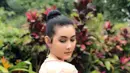 Perempuan keturunan Inggris-Indonesia memang pintar dalam berpose. Saat berpose di taman dengan banyak bunga-bunga, ia tampil menawan dengan pakaian warna pink. Gaya cantiknya saat candid ini menjadi sorotan publik. (Liputan6.com/IG/@talithacurtis_)