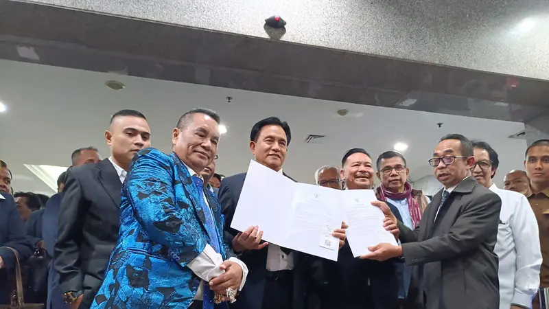 Tim Pembela Prabowo-Gibran resmi mendaftarkan diri sebagai pihak terkait dalam persidangan sengketa hasil pilpres 2024 di Mahkamah Konstitusi (MK), Senin (25/3/2024). (Merdeka.com/Bachtiarudin Alam)