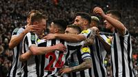 Gelandang Newcastle Unite,  Sean Longstaff (kiri), berselebrasi bersama rekan-rekannya setelah mencetak gol ke gawang Southampton pada leg kedua semifinal Carabao Cup 2-2022/2023, di St James Park, Newcastle, Rabu (1/2/2023) dini hari WIB. (AFP/Paul Ellis)