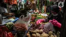 Aktivitas pedagang dan konsumen di Pasar Tradisonal Cempaka Putih, Jakarta, Kamis (11/6/2020). Pengelola pasar tradisional diwajibkan melaksanakan protokol kesehatan salah satunya dengan pembatasan jumlah konsumen hanya 50 persen kapasitas. (Liputan6.com/Faizal Fanani)