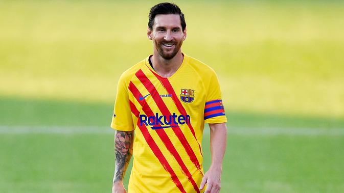 Kapten Barcelona, Lionel Messi, tersenyum saat pertandingan melawan Gimnastic pada laga uji coba di Johan Cruyff Stadium, Minggu (13/9/2020). Barcelona menang dengan skor 3-1. (AFP/Pau Barrena)