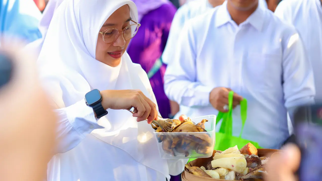 Festival Ngerandu Buko, Bupati Banyuwangi Ipuk Fiestiandani berbelanja gunakan wadah palstik (Istimewa)