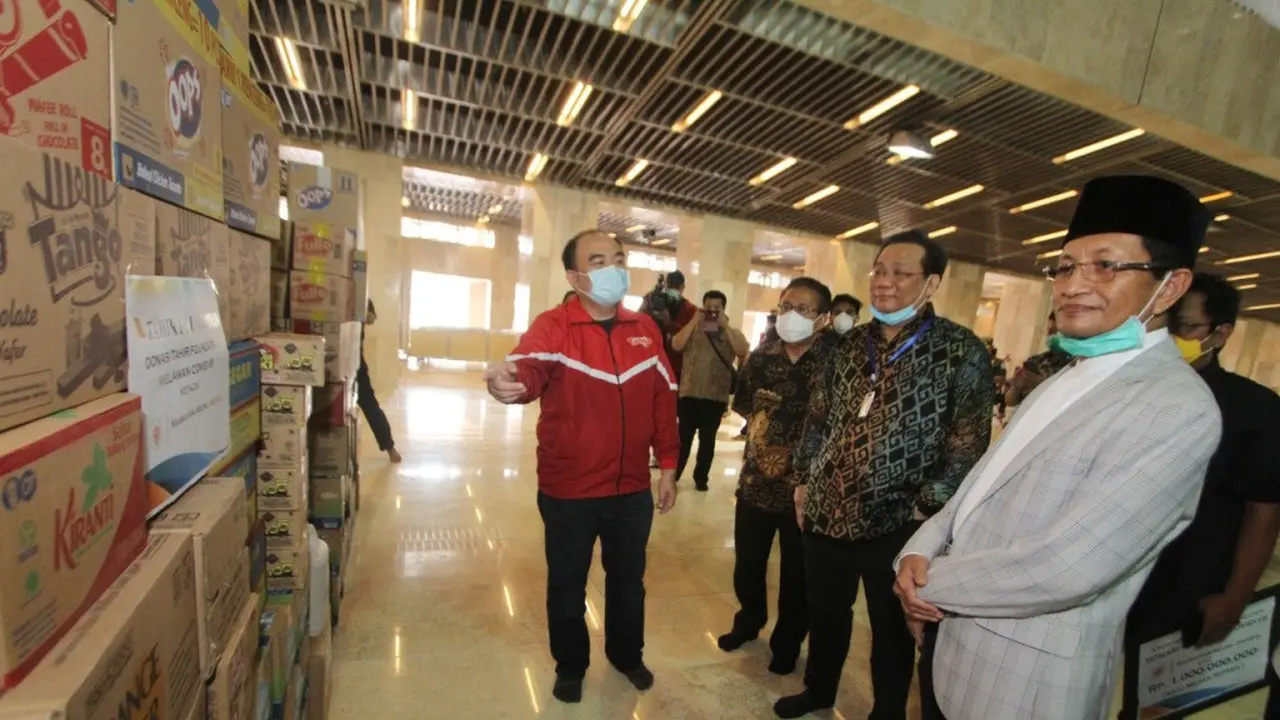 (Kanan : Imam Besar Masjid Istiqlal Nasaruddin Umar, Tengah : Hendra Mulyono (Tahir Foundation), Kiri : Harianus Zebua (Head of Marketing and Corporate Communication OT)