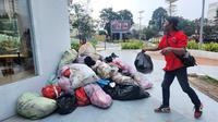 Sejumlah kader DPC PDI Perjuangan (PDIP) Depok yang menitipkan sampah di Kantor Wali Kota Depok Mohammad Idris. (Liputan6.com/Dicky Agung Prihanto)