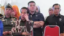 Presiden Joko Widodo atau Jokowi saat menghadiri penyaluran bantuan sosial Program Keluarga Harapan (PKH) dan Bantuan Pangan Non Tunai (BPNT) kepada seribu warga Depok, Jawa Barat, Selasa (12/2). (Liputan6.com/Herman Zakharia)