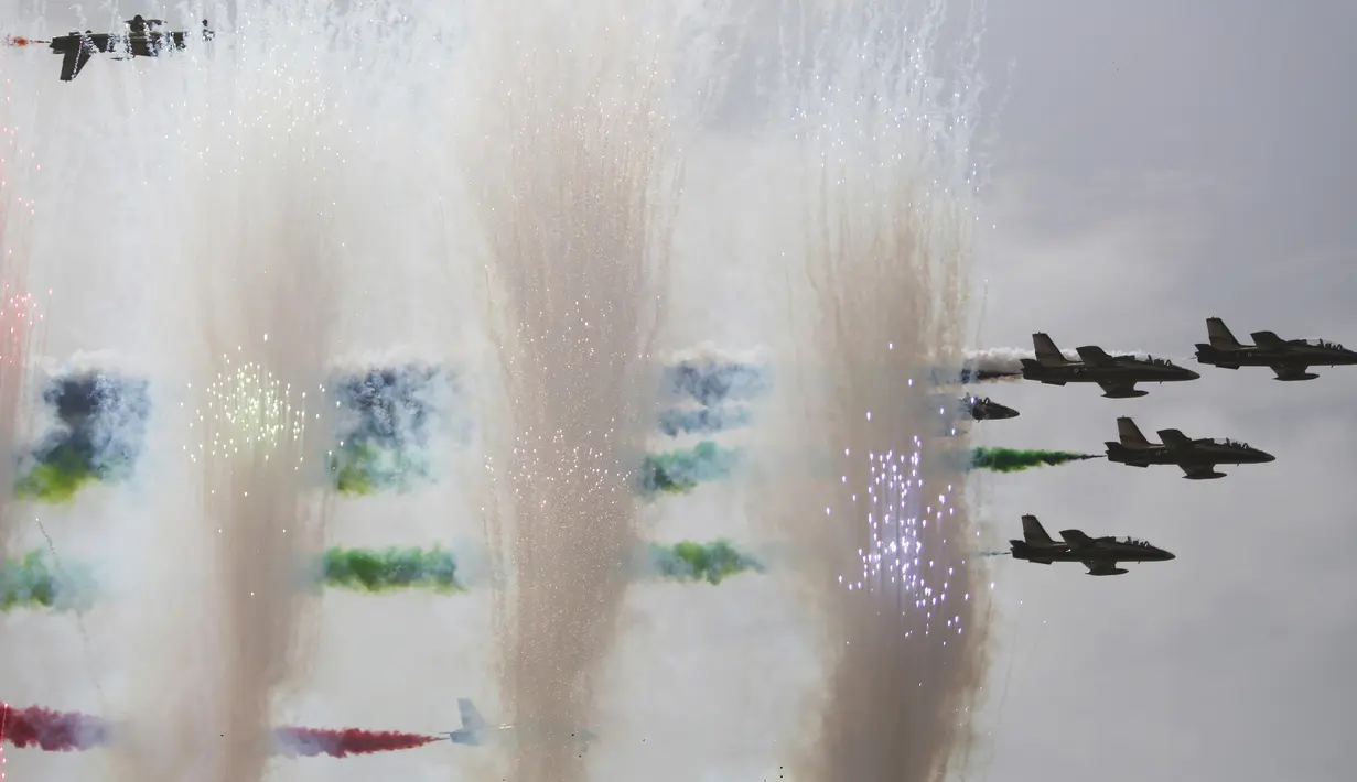 Pesawat tempur UEA melakukan atraksi saat Pameran Pertahanan Internasional (IDEX) di Abu Dhabi, Minggu (19/2). Indonesia mengirim tiga perusahaan di IDEX 2017 yakni PT Dirgantara Indonesia, PT Pal Indonesia dan PT Pindad. (AP PHOTO/ Jon Gambrell)