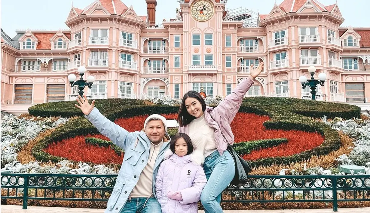 Tengah liburan di Eropa, Gading Marten dan Gisella Anastasia tak ketinggalan ajang Gempi ke Disneyland Paris. Bahkan dalam momen tersebut, pasangan yang telah bercerai pada tahun 2019 lalu ini remake foto 7 tahun lalu saat usia Gempi masih beberapa bulan. Lewat Instagramnya, pasangan yang tetap rukun meski sudah berpisah ini bagikan sederet momen nikmati main wahana di Disneyland Paris bareng Gempi. (Liputan6.com/IG/@gadiiing)
