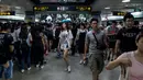 Calon penumpang berada di stasiun kereta bawah tanah Shanghai (11/7). Pada tahun 2013, Shanghai Metro menempati posisi ketiga dalam jumlah penumpang angkutan cepat di dunia dengan angka 2,5 miliar perjalanan. (AFP Photo/Johannes Eisele)