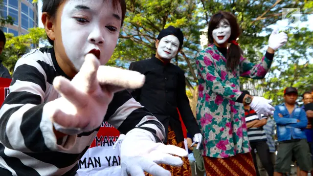 Aksi Pantomim Lindungi Anak dari Susu Kental Manis