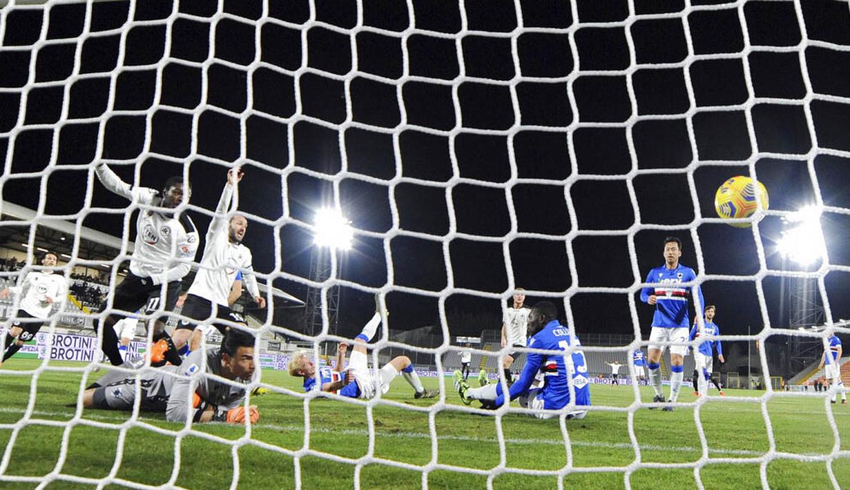 Pemain Spezia, Claudio Terzi, mencetak gol ke gawang Sampdoria pada laga Liga Italia di Stadion Stadio Alberto Picco, Senin (11/1/2021). Spezia menang dengan skor 2-1. (Tano Pecoraro/LaPresse via AP)