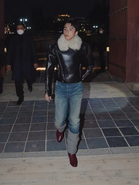Penyanyi Vietnam yang juga Global Brand Ambassador Sơn Tùng M-TP hadir di acara Gucci Seoul Cruise 2024. Ia mengenakan jaket kulit hitam dan celana jeans yang dilengkapi dengan sepasang leg warmers abu-abu. [Foto: @sontungmtp]