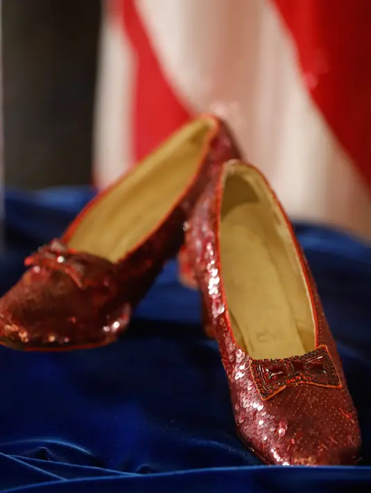 Sepasang sepatu ruby yang dikenakan aktris Judy Garland dalam "The Wizard of Oz" saat konferensi pers di Kantor FBI, Minnesota, Selasa (4/9). Sepatu ini pernah dicuri pada tahun 2005 dari Judy Garland Museum. (Richard Tsong-Taatarii/Star Tribune via AP)