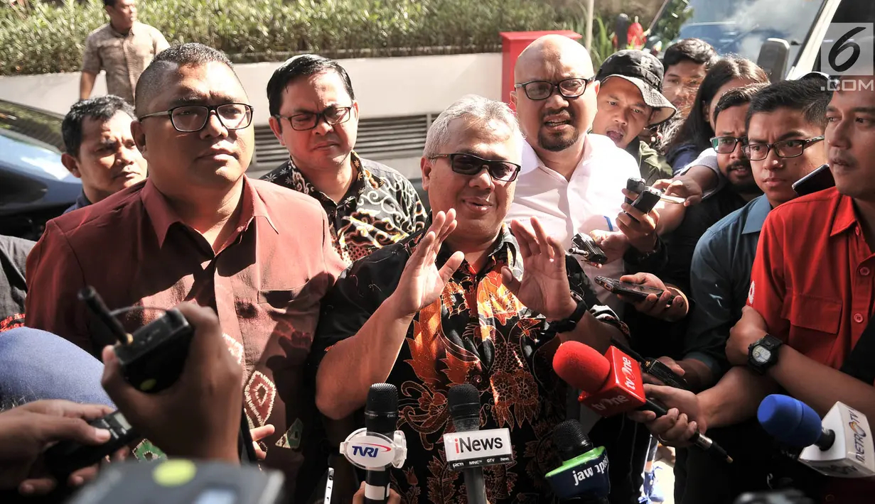 Ketua KPU Arief Budiman didampingi Komisioner KPU dan anggota Bawaslu tiba di Gedung Bareskrim Polri, Jakarta (3/1). Kedatanganya untuk melaporkan cuitan Andi Arief terkait hoaks 7 kontainer berisi surat suara tercoblos. (Merdeka.com/Iqbal S. Nugroho)