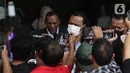 Tenaga Ahli PD Pasar Jaya, Rosario de Marshall alias Hercules (tengah) memberi keterangan kepada wartawan usai menjalani pemeriksaan di Gedung Merah Putih Komisi Pemberantasan Korupsi (KPK), Jakarta, Kamis (19/1/2023). Rosario de Marshall alias Hercules memenuhi panggilan KPK sebagai saksi di kasus suap penanganan perkara di Mahkamah Agung (MA). (Liputan6.com/Helmi Fithriansyah)