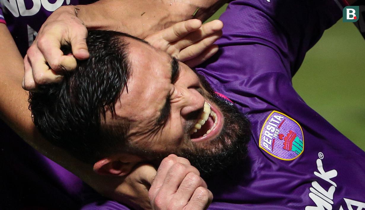 <p>Pemain Persita Tangerang, Javlon Guseynov (tengah) melakukan selebrasi setelah mencetak gol kemenangan pada laga lanjutan BRI Liga 1 2022/2023 antara Persita Tangerang melawan Persija Jakarta di Stadion Indomilk Arena, Tangerang, Selasa (28/03/2023). (Bola.com/Bagaskara Lazuardi)</p>