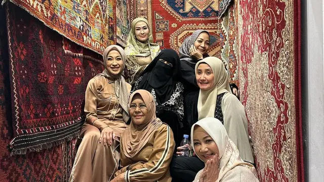 Potret Umi Pipik dan para Selebritis Hadir dalam Majelis Halaqah Cinta, Cantik-Cantik Salihah