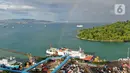 <p>Keindahan pelangi saat menghiasi langit Pelabuhan Merak, Banten, Sabtu (30/4/2022). Kemunculan pelangi tersebut menjadi pemandangan yang indah bagi para pemudik yang ingin menyebrang ke pulau Sumatra. (Liputan6.com/Angga Yuniar)</p>