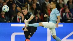 Pemain PSG, Marco Verratti (kiri) berebut bola dengan pemain Malmo, Yoshimar Yotun, dalam laga Grup A Liga Champions di Stadion Parc des Princes, Paris, Prancis (15/9/2015). (AFP Photo/Jean-Sebastien Evrard)