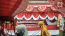 Pernak-pernik untuk perayaan Hari Kemerdekaan ke-77 Republik Indonesia di Pasar Jatinegara, Jakarta Timur, Minggu (7/8/2022). Penjualan pernak-pernik perayaan 17 Agustus seperti bendera Merah Putih, alat perlombaan, dan berbagai hiasan Hari Kemerdekaan di Pasar Jatinegara mengalami peningkatan hingga 50 persen dibandingkan tahun lalu seiring meredanya penyebaran Covid-19. (merdeka.com/Iqbal S Nugroho)