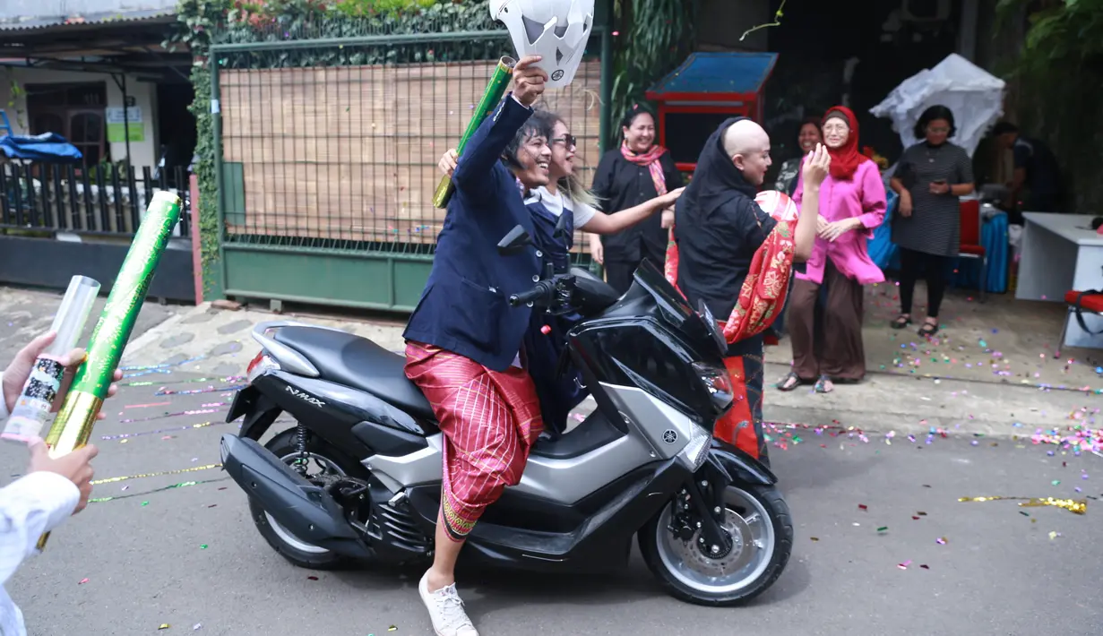 Setelah resmi menjadi suami istri, keduanya kembali mengendarai motor matic ke rumah Ria Irawan, anak dari artis senior Ade Irawan. Tidak ada pelaminan dikediaman Ria. (Adrian Putra/Bintang.com)
