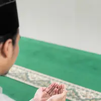 Ilustrasi muslim memanjatkan doa. (Photo by Masjid Pogung Dalangan on Unsplash)