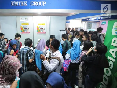 Para pencari kerja memadati Job Fair yang diadakan di Istora GBK, Jakarta, Rabu (19/9). Job Fair bertajuk Jakarta spektakuler "Job for Career" diikuti lebih dari 120 perusahaan BUMN, swasta skala nasional maupun internasional. (Liputan6.com/Faizal Fanani)