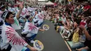 Penari menghibur penonton selama festival tari Koenji Awa-Odori di kawasan Koenji, Tokyo pada 24 Agustus 2019. Ribuan orang menyaksikan tontonan musim panas yang diadakan pada akhir pekan terakhir bulan Agustus setiap tahun selama dua hari. (AP/Jae C. Hong)