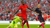 Striker Liverpool, Divock Origi, merayakan gol ke gawang Barcelona pada laga di Wembley Stadium, London, Sabtu (6/8/2016). (AFP/Ian Kington)