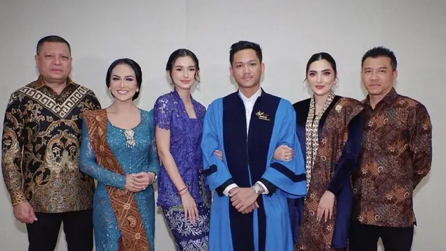 Azriel Hermansyah Wisuda Dihadiri Orangtua Kandung dan Sambung. [@ashanty_ash]