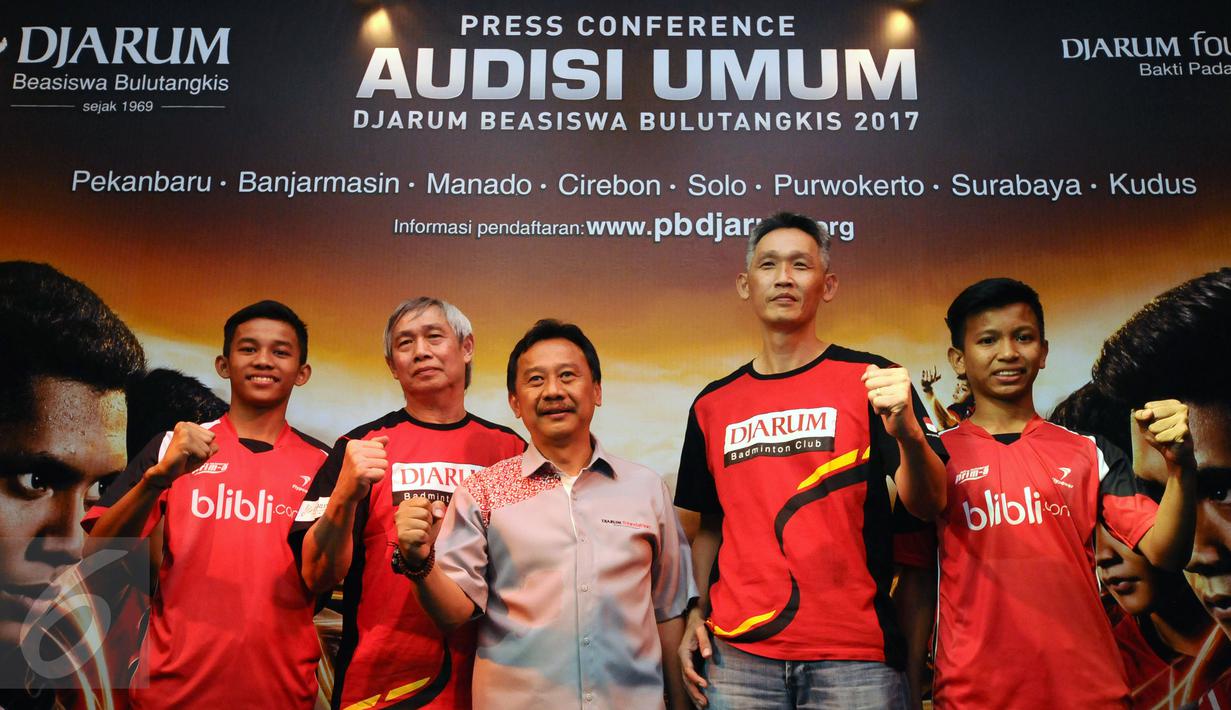 Program Manager Bakti Olahraga Djarum Foundation, Budi Darmawan (tengah) berfoto bersama tim pencari bakat dan atlet binaan usai memberi keterangan Audisi Umum Djarum Beasiswa Bulutangkis 2017 di Jakarta, Senin (6/3). (Liputan6.com/Helmi Fithriansyah)