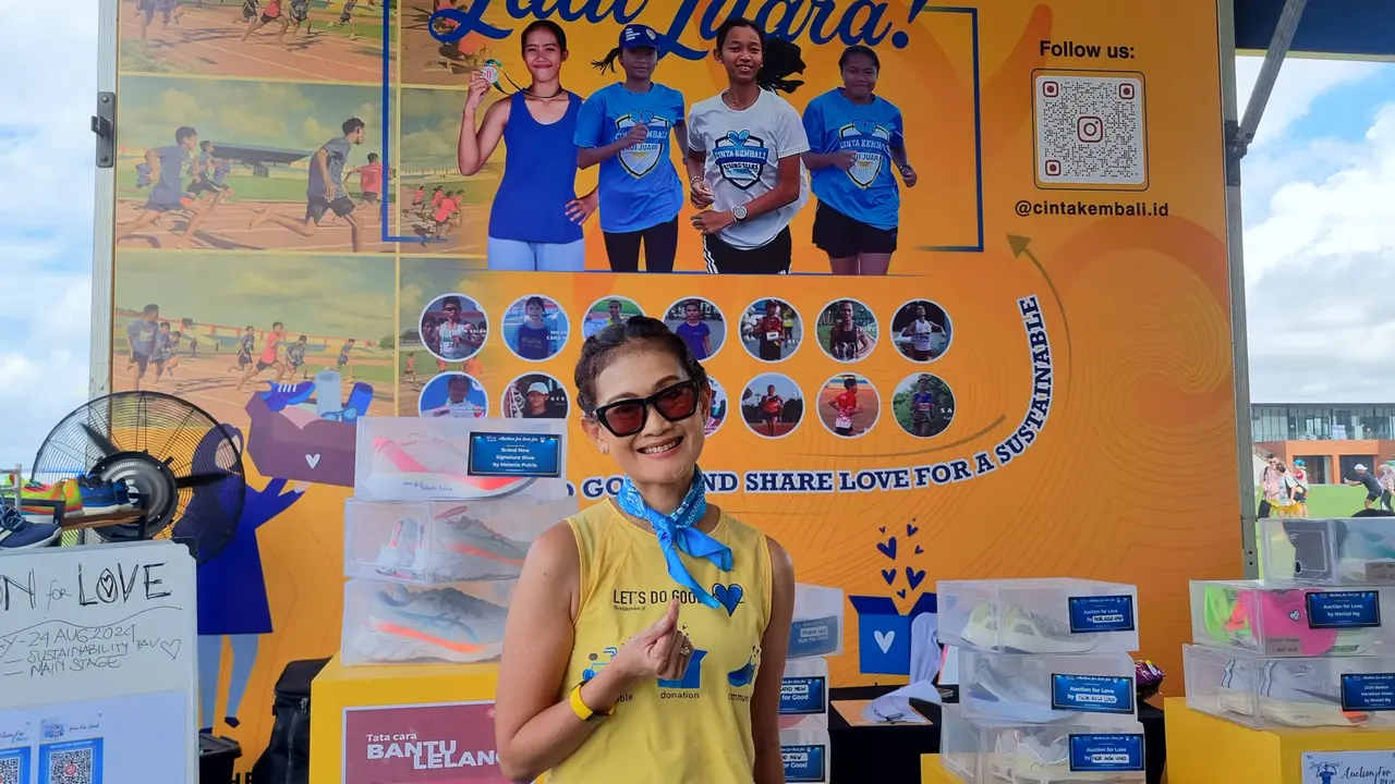 Donasi sepatu di Maybank Marathon 2024