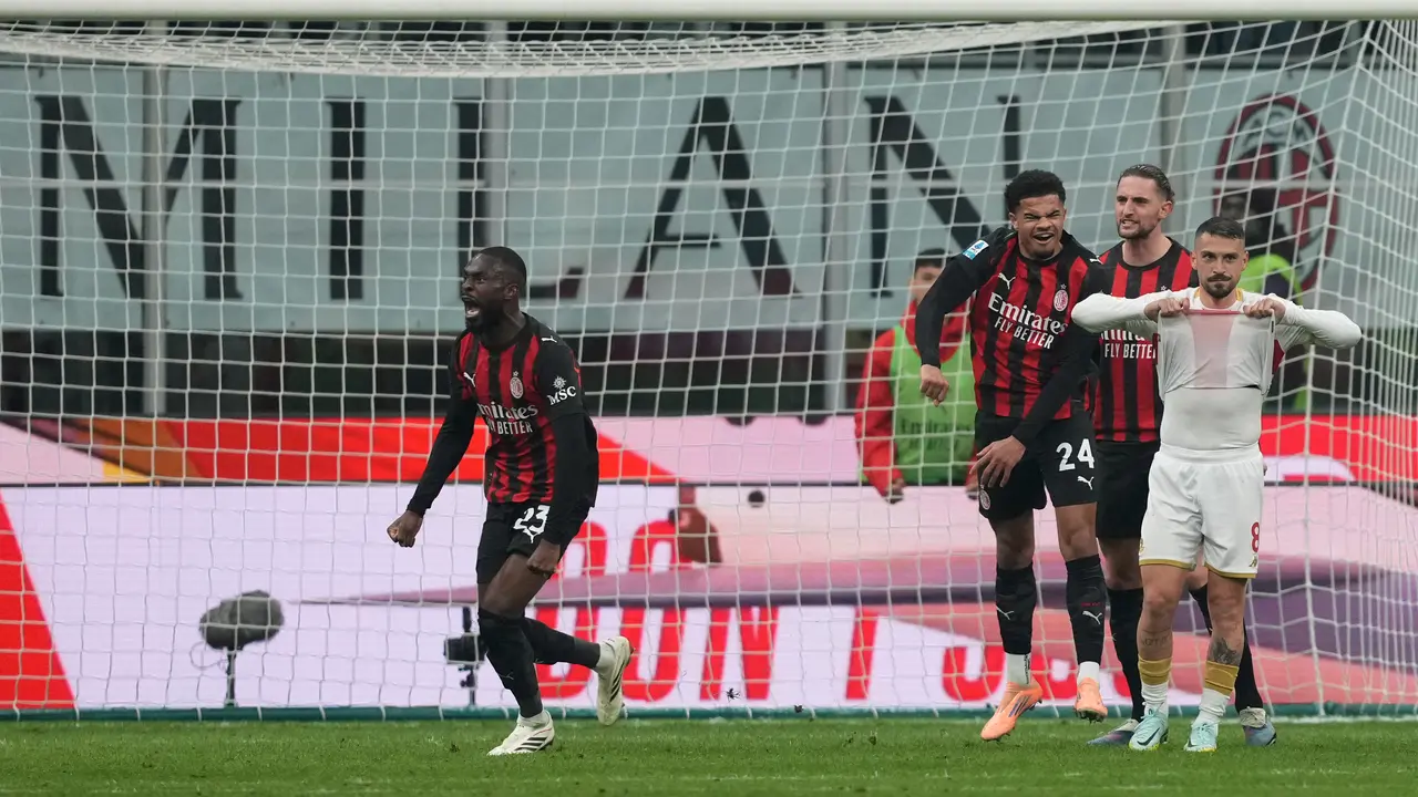 Pemain Genoa, Nicolae Stanciu (kanan), bereaksi setelah gagal memanfaatkan peluang dari titik penalti pada laga Serie A/Liga Italia antara AC Milan vs Genoa
