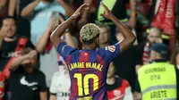 Penyerang Barcelona asal Spanyol #10, Lamine Yamal, merayakan gol pertama timnya dalam pertandingan Liga Spanyol antara Rayo Vallecano de Madrid dan FC Barcelona di Stadion Vallecas, Madrid, pada 31 Agustus 2025. (Pierre-Philippe MARCOU/AFP)