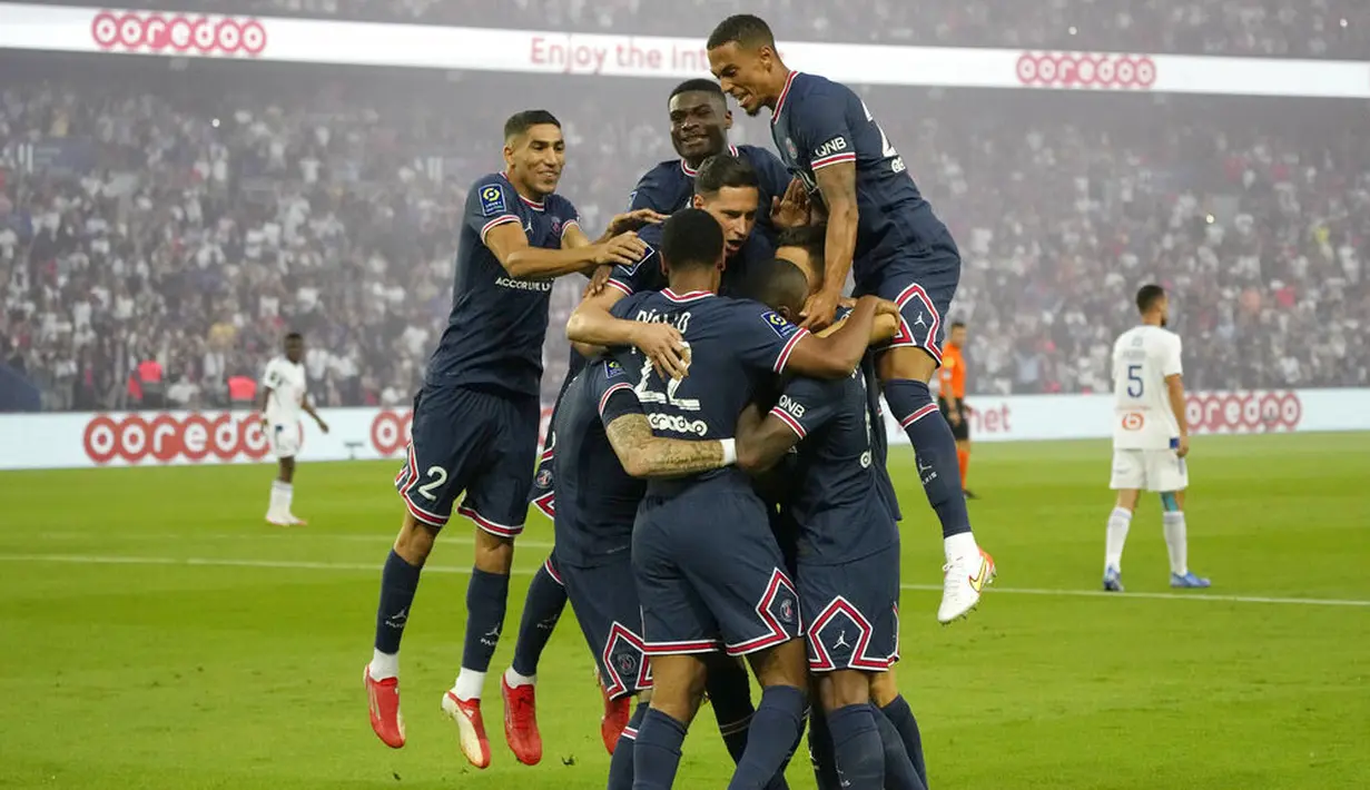 Laga yang berlangsung di Parc des Princes, Minggu (15/8/2021) dimenangkan oleh Les Parisiens dengan skor 4-2. (Foto/AP/Francois Mori)