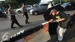Petugas berjaga saat aksi Kamisan ke-460 di depan Istana Merdeka, Jakarta, Kamis (22/9). Aksi ini memeringati 17 tahun Tragedi Semanggi II yang jatuh pada Sabtu, 24 September 2016. (Liputan6.com/Immanuel Antonius)