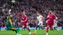 Sejak awal laga Liverpool tampil menekan dan menciptakan banyak peluang. Dominasi tuan rumah akhirnya berbuah empat gol yang memastikan mereka melangkah ke babak delapan besar. (AP Photo/Jon Super)