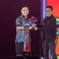 Komisaris Utama Telkomsel Wishnutama Kusubandio (kanan) memberikan penghargaan kepada CEO RRQ Andrian Pauline sebagai Top Lifetime Achievement pada ajang Dunia Games Awards 2022. (Dok. Telkomsel)