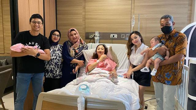 6 Potret Kumpul Keluarga Nikita Willy Usai Winona Lahiran, Dikaruniai Ponakan Perempuan