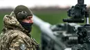 Seorang tentara Ukraina mempersiapkan Howitzer M777 yang dipasok Amerika Serikat (AS) untuk menggempur posisi Rusia di wilayah Kherson, Ukraina, 9 Januari 2023. Memasuki hari ke-321 peperangan, konflik di antara Rusia dengan Ukraina sampai saat ini terus berlanjut dan belum terlihat akan segera berakhir. (AP Photo/Libkos)