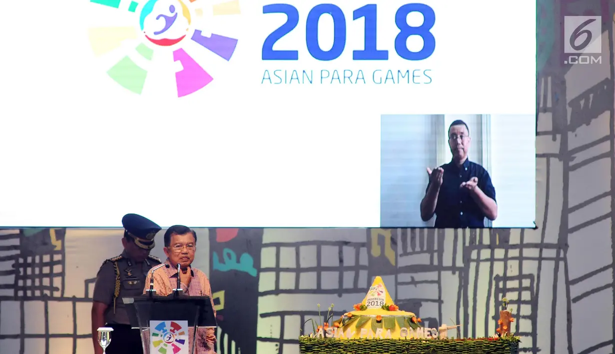 Wakil Presiden Jusuf Kalla jelang memotong tumpeng tanda dimulai Hitung Mundur Pelaksanaan Asian Para Games 2018 di JIExpo, Jakarta, Jumat (6/10). Asian Para Games 2018 akan berlangsung di Jakarta, 6-13 Oktober. (Liputan6.com/Helmi Fithriansyah)
