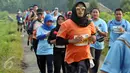 Para peserta mengikuti Mandiri Jogja Marathon 2017 di kompleks Candi Prambanan, Sleman, Minggu (23/4). Marathon jarak 42 km yang diikuti sekitar 5.800 peserta ini dilepas oleh Gubernur DIY Sri Sultan Hamengkubuwono X. (Liputan6.com/Johan Tallo)
