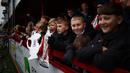 Sejumlah pendukung Tamworth memadati tribune pada laga Piala FA 2024/2025 melawan Tottenham Hotspur di The Lamb Ground, Tamworth, Inggris, Minggu (12/01/2025) waktu setempat. (AFP/Henry Nicholls)