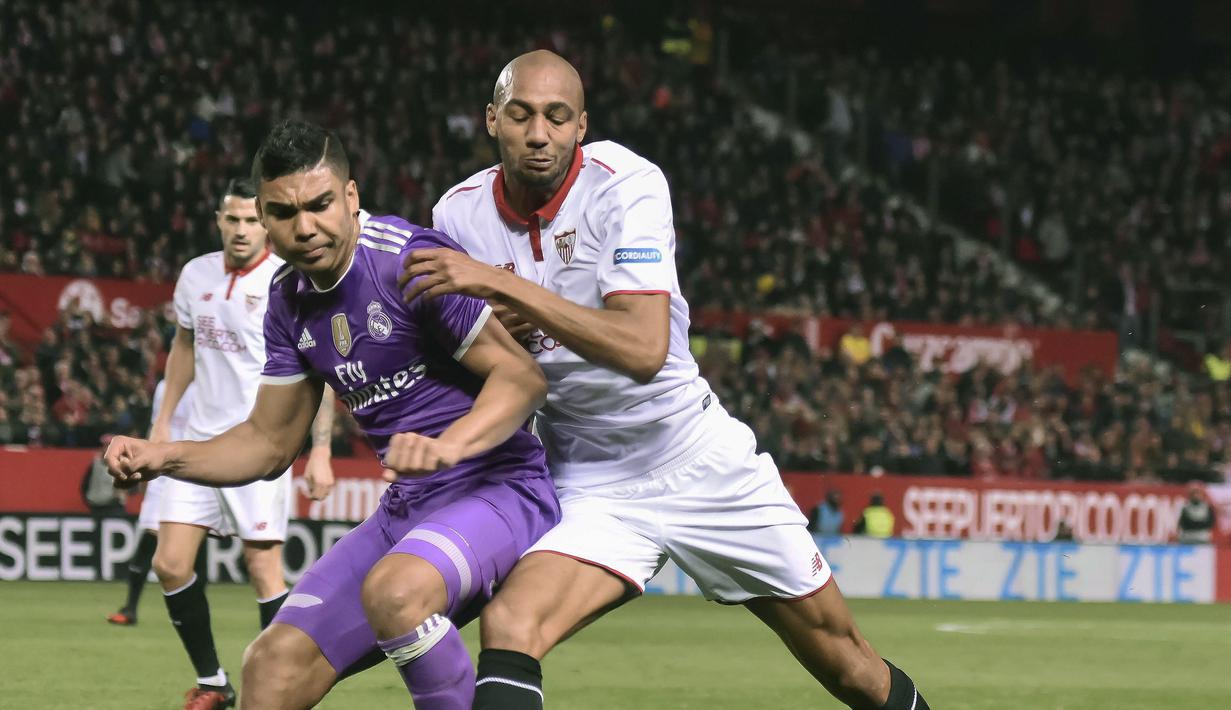 Gelandang Sevilla asal Prancis, Steven N'Zonzi (kanan) merupakan salah satu legiun Prancis yang ikut dalam laga menarik kontra Real Madrid.  (EPA/Raul Caro)