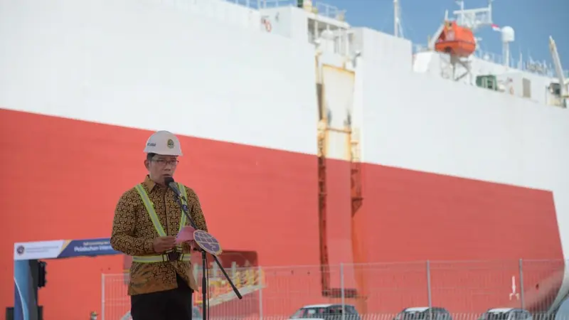 Gubernur Jawa Barat Ridwan Kamil menghadiri acara Soft Launching dan Pengoperasian Perdana Pelabuhan Internasional Patimban di Patimban, Kecamatan Pusakanagara, Kabupaten Subang, Minggu (20/12/2020). (sumber foto: Humas Jabar)